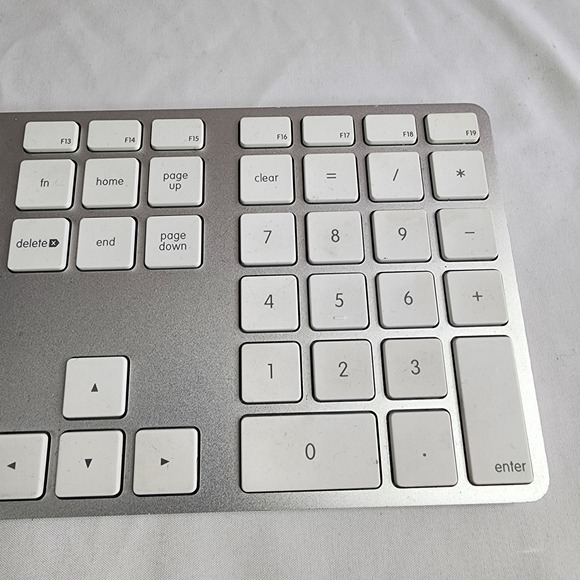 Apple A1243 MB110E/A USB Wired Keyboard - Picture 4 of 9